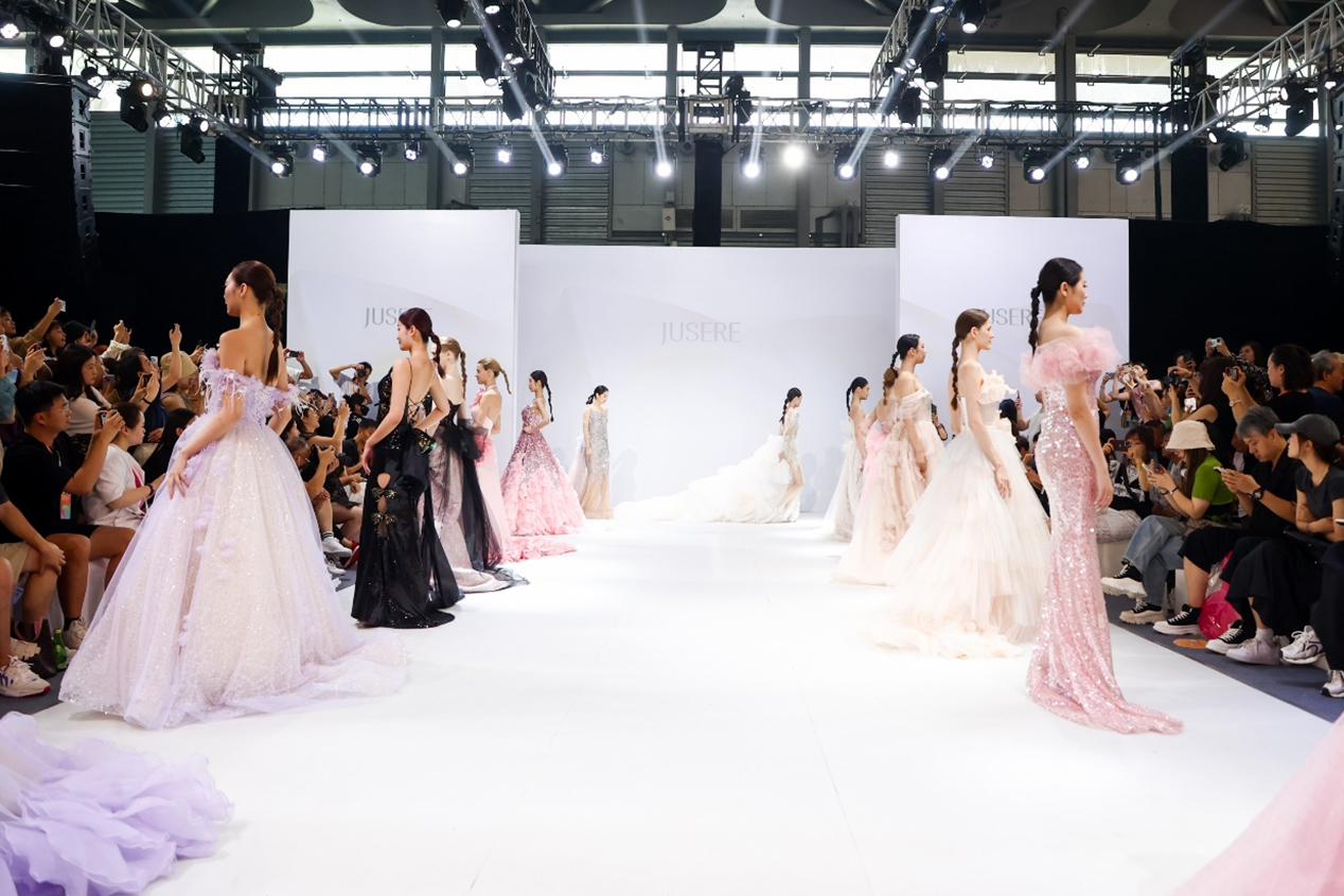 秀場直擊 | 2023上?；榧喍Y服展新品發(fā)布秀首日回顧