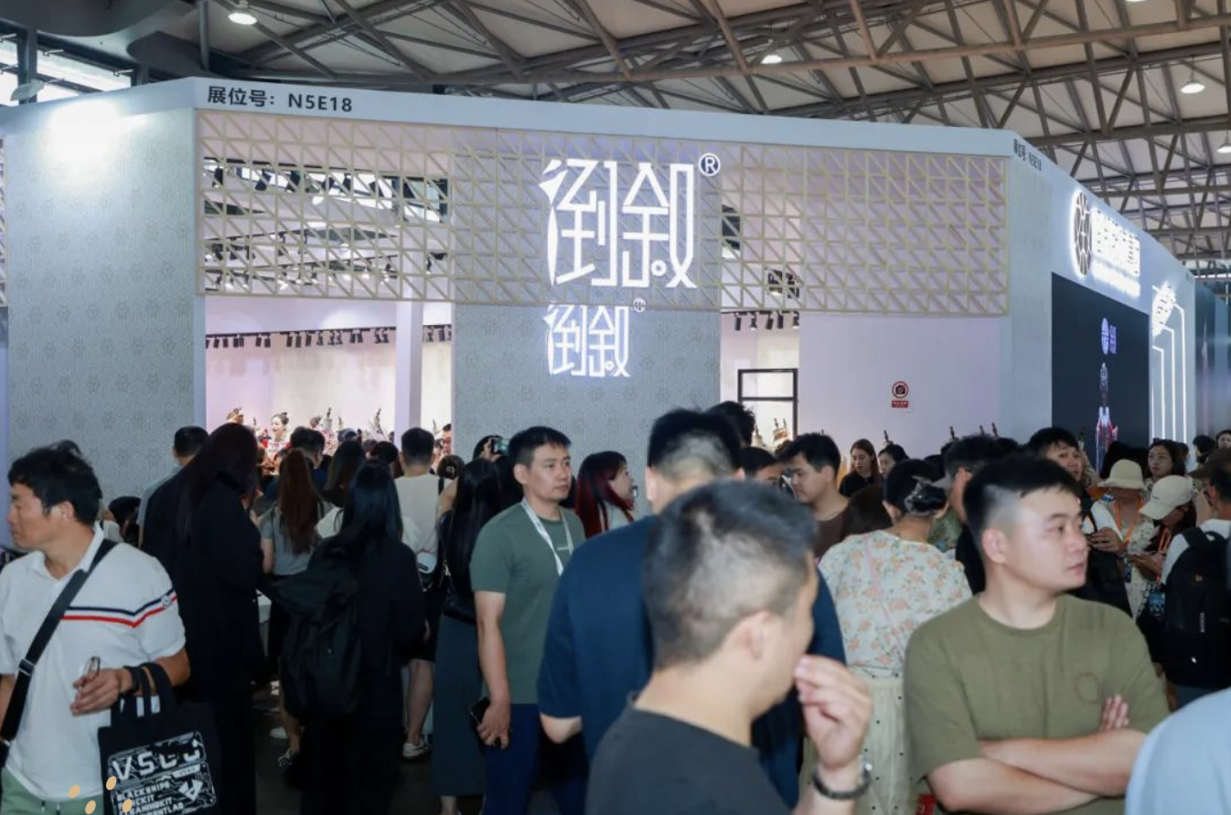 邀請(qǐng)函 | 倒敘集團(tuán)亮相2024上海國(guó)際婚紗禮服、彩妝造型及時(shí)尚配飾展