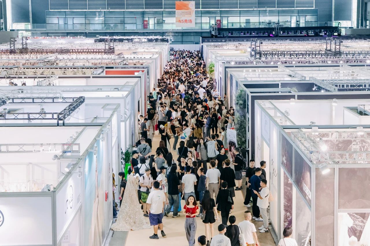 “蛇”來運(yùn)轉(zhuǎn)，2025上海國(guó)際婚紗禮服時(shí)裝周誠(chéng)邀攜手出圈